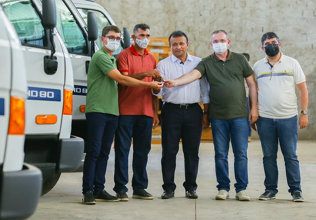 Deputado federal Fábio Abreu entrega 4 caminhões para municípios