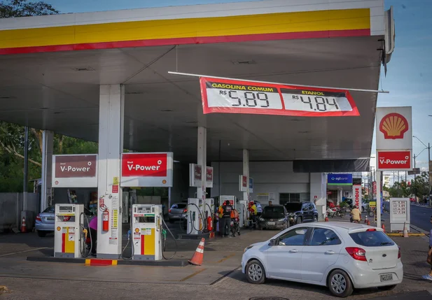 Gasolina reduz novamente e pode ser encontrada a R$ 5,89 em Teresina