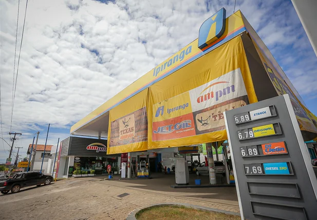 Postos em Timon baixam apenas R$ 0,15 no preço da gasolina