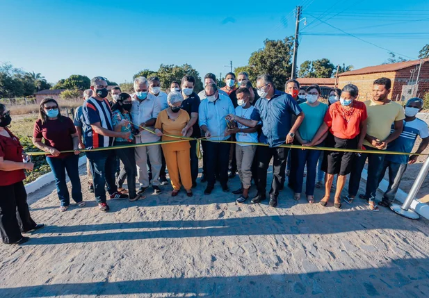 Regina Sousa inaugurou calçamento poliédrico na cidade de Nazária