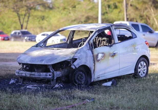 Carro pega fogo no setor de esportes da UFPI em Teresina