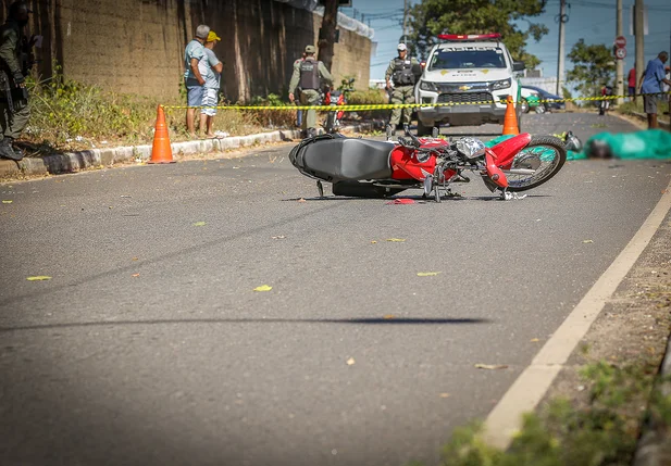 Casal em motocicleta morre após colisão com poste em Teresina