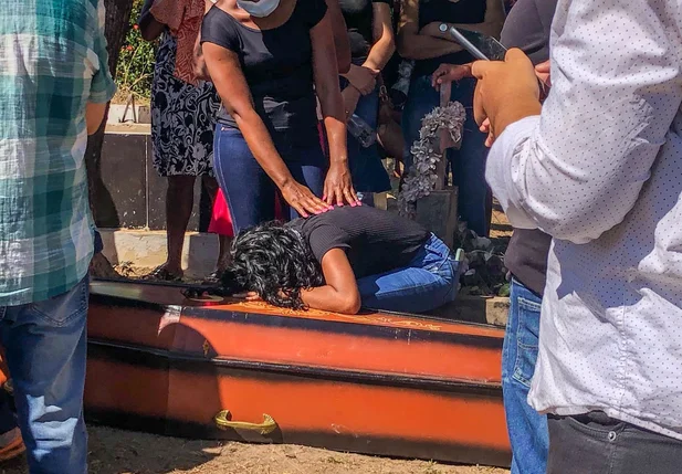 Corpos de vítimas que se afogaram no Rio Parnaíba são sepultados