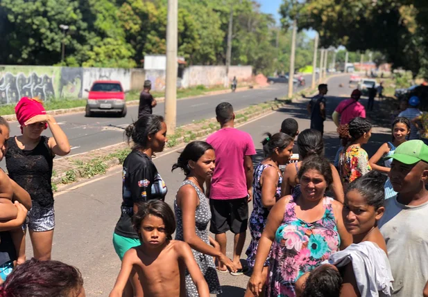 Moradores fecham Avenida Nicanor Barreto em reintegração de posse