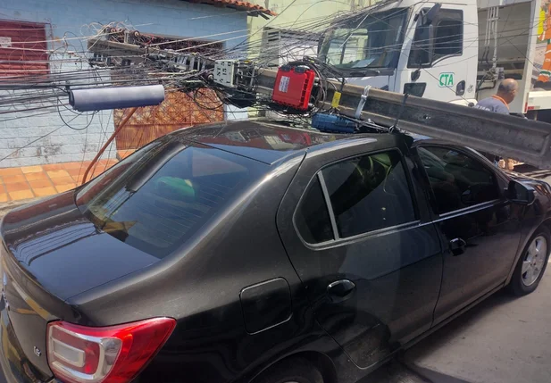 Queda de poste provoca acidente no bairro Promorar em Teresina