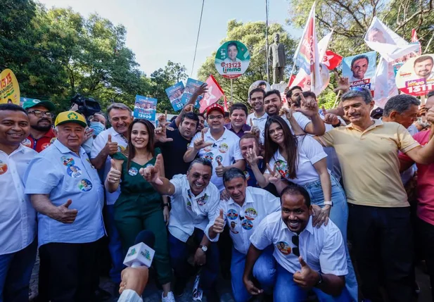 Rafael e Wellington Dias realizam caminhada no Centro de Teresina