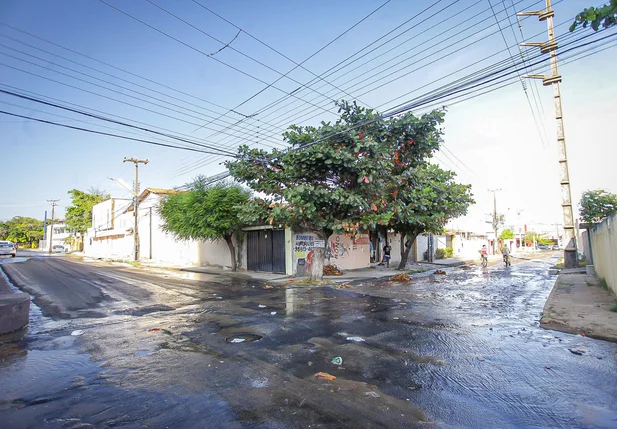 Vazamento de água no bairro São Cristóvão em Teresina