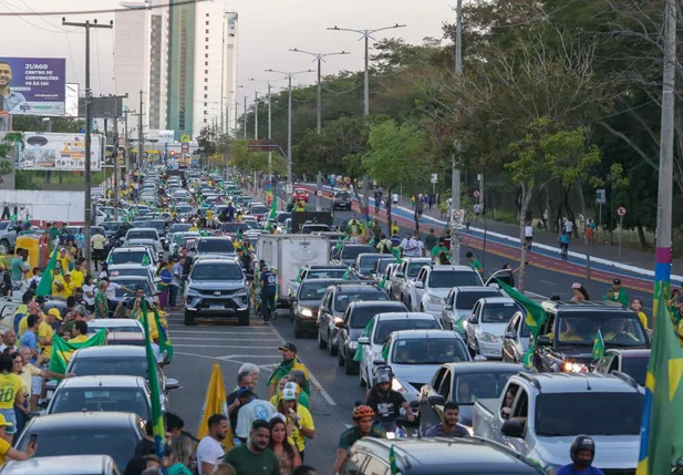 Apoiadores do presidente Bolsonaro realizam carreata em Teresina