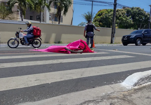 Ciclista morre esmagado por carreta na Avenida Presidente Kennedy