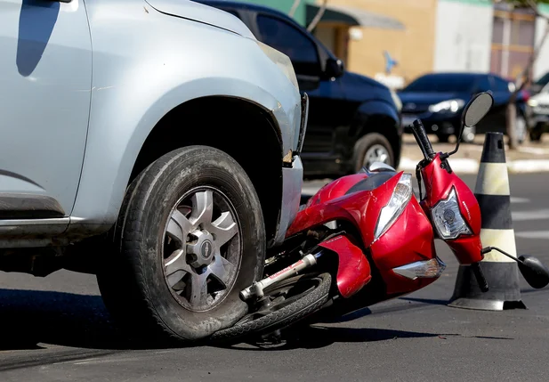 Colisão entre carro e moto deixa mulher ferida na Miguel Rosa