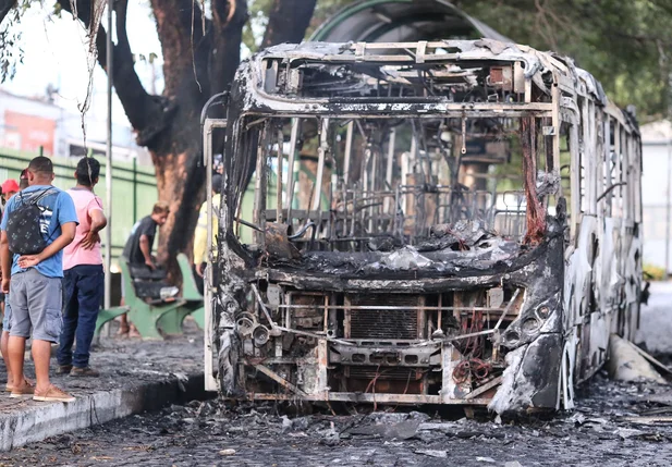 Homem ateia fogo e destrói ônibus da Timon City na Praça Saraiva