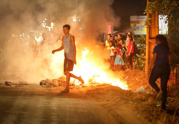 Manifestantes queimam pneus e bloqueiam a BR 343 em Teresina