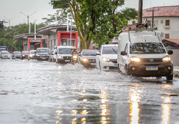 Chuvas causam alagamento na Avenida Presidente Kennedy