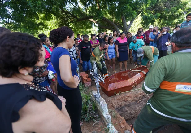 Corpo de Janaína Bezerra é sepultado sob forte comoção em Teresina