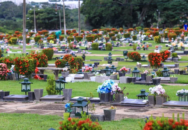 Corpo do ex-comandante da PM Lindomar Castilho é sepultado