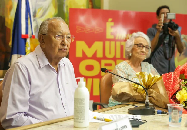 Dr. Pessoa homenageia Amariles Borba por serviços prestados