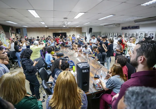 Estudantes ocupam reitoria da Universidade Federal