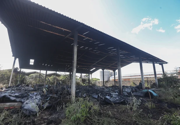 Incêndio de grande proporção atinge fábrica na zona sul de Teresina