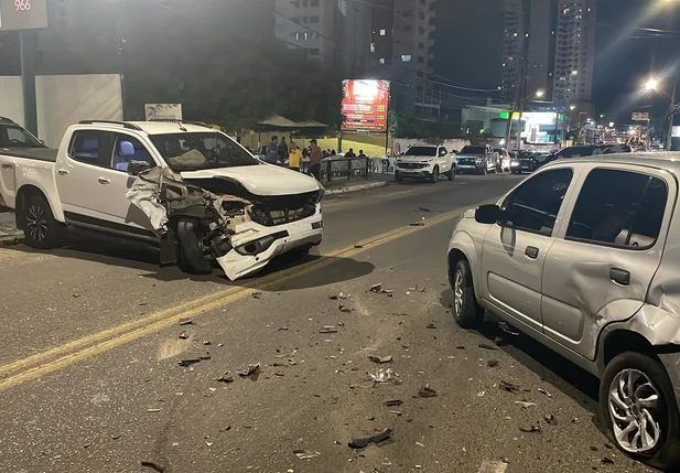 Motorista de S10 perde o controle e colide em quatro carros