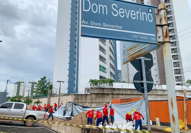 Muro desaba e garagem de prédio fica submersa em Teresina