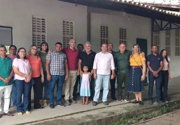 Prefeito Osvaldo Bonfim visita obra no povoado Lagoa Nova