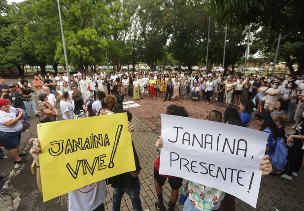 Vigília na UFPI em homenagem a estudante Janaína Bezerra