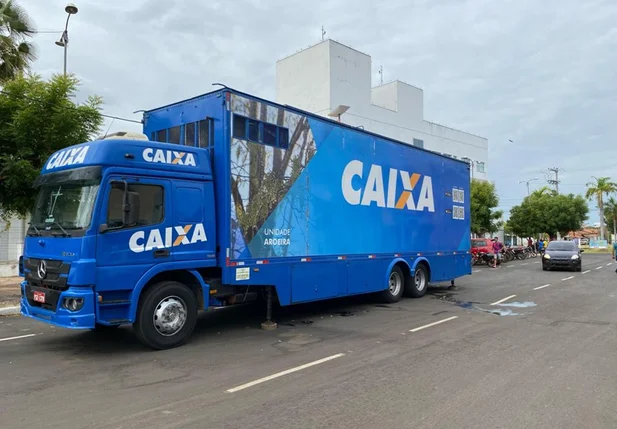 Caminhão da Caixa entrega cartões do Bolsa Família em Esperantina
