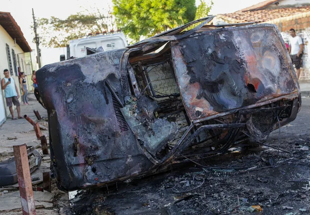 Homem fica gravemente ferido após ficar trancado em carro em chamas