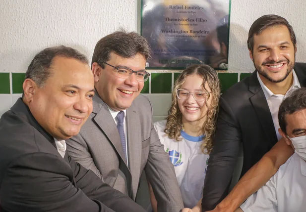 Rafael entrega reforma da escola Benjamin Baptista