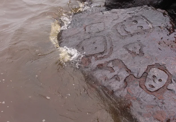 Rostos esculpidos em pedras em sítio arqueológico no Amazonas