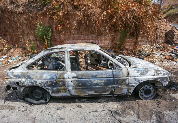 Veículo de comerciante pega fogo e fica destruído em Teresina