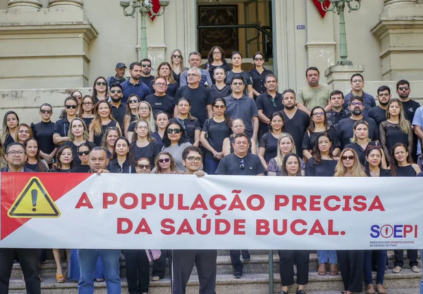 Odontológos manifestam na frente da Prefeitura de Teresina