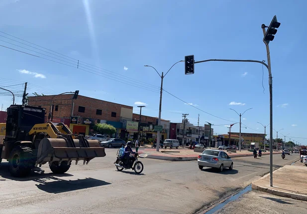 Prefeitura de Esperantina instala dois novos semáforos em avenida