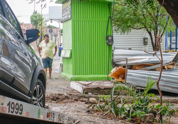 Carro desgovernado destrói trailer na zona leste de Teresina