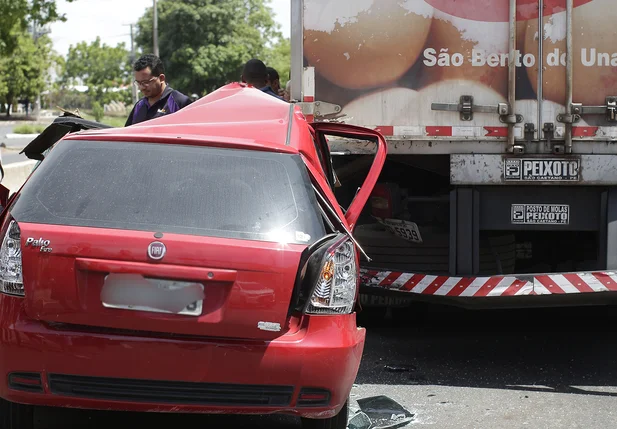 Mulher fica ferida em acidente com caminhão na zona sul de Teresina