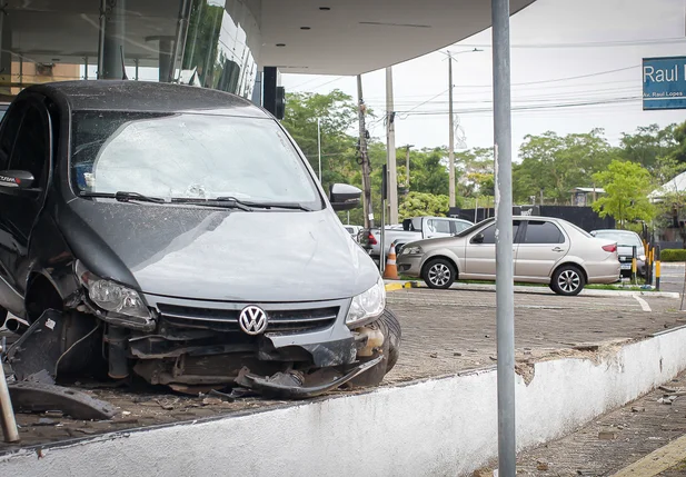 Veículo perde controle e invade concessionaria em Teresina