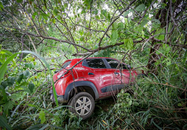 Carro cai em barranco após ser tomado de assalto na Estrada da Alegria