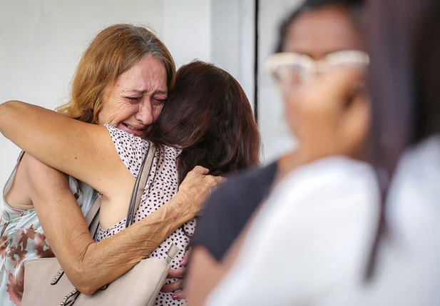 Família se despede de Flávia Wanzeler sob forte comoção em Teresina