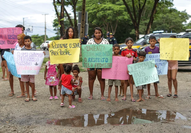 Manifestação na BR 343 em Teresina por falta de sinalização