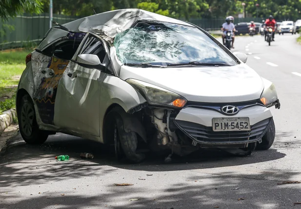 Passageiro filma HB20 capotando em frente ao Teresina Shopping