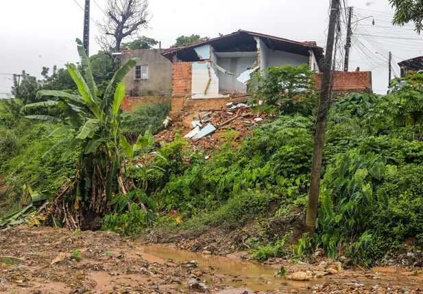 Casa desaba após forte chuva na Vila da Paz em Teresina