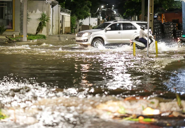 Chuva causa estragos e deixa ruas alagadas em Teresina