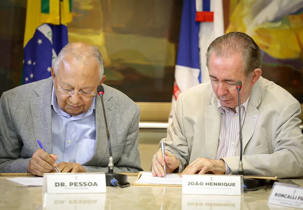 Dr Pessoa assina licitação para rebaixamento da Avenida Miguel Rosa