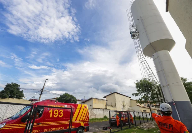 Pintor morreu após cair dentro da caixa d'água em Teresina
