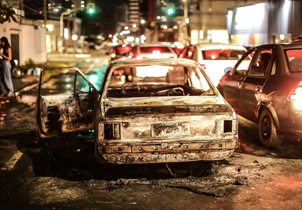 Chevette é destruído por incêndio na região zona Leste de Teresina