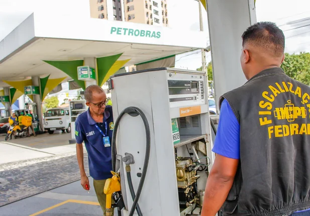 Procon e Polícia Civil fiscalizam postos de combustíveis