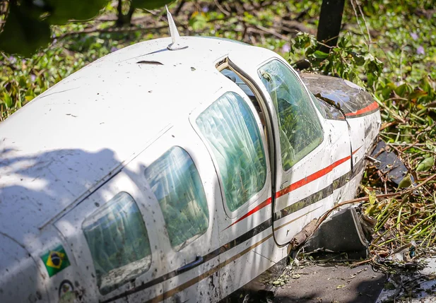 Aeronave cai em lagoa na zona norte de Teresina