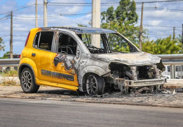 Carro pega fogo na zona Sul de Teresina