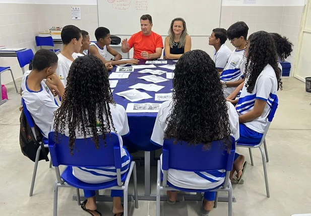 Curimatá faz rodas de conversas com alunos do 9º ano em escola