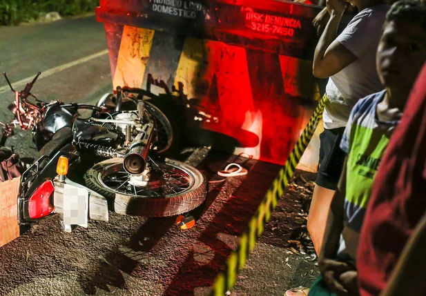 Pai morre e filho fica ferido em acidente de moto na zona leste